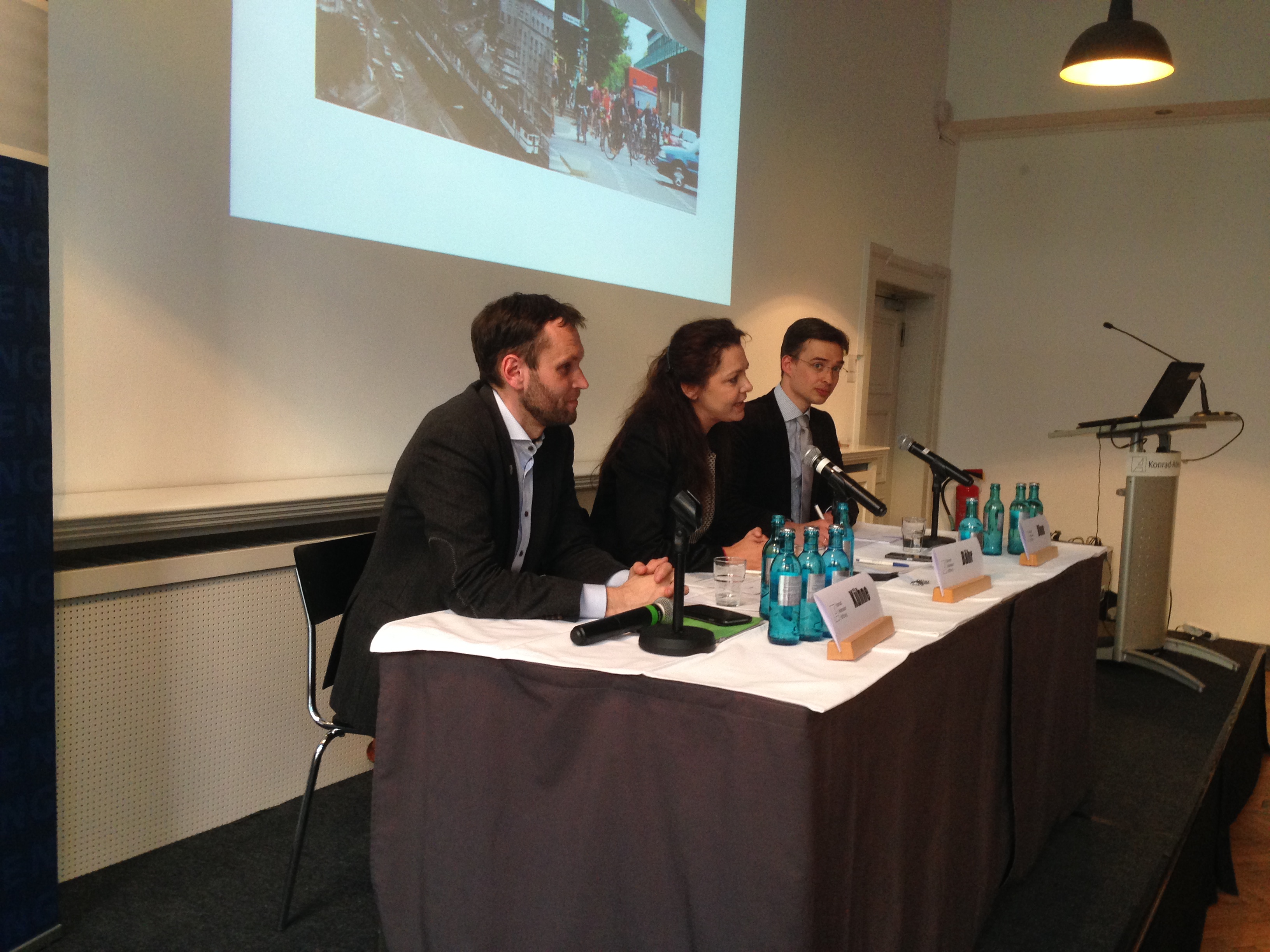 Stadtrat Dr. Torsten Kühne (li.) in der Diskussion mit Melanie Bähr und Christian Blum 